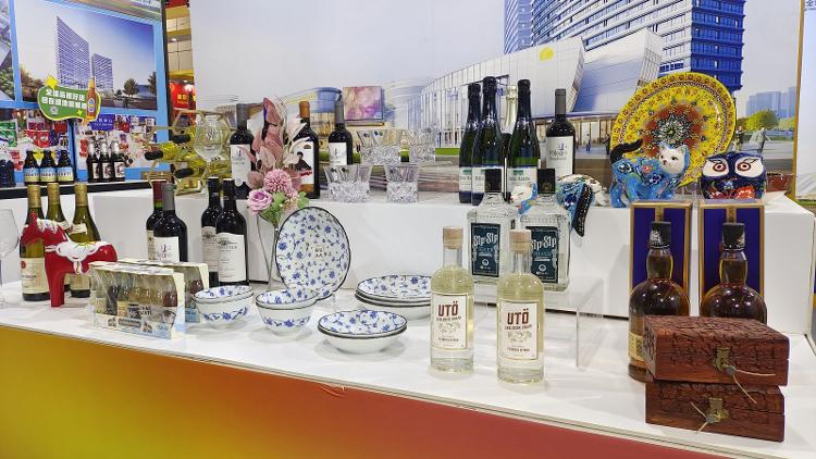 这个“玩偶”里竟然有酒！绿地（济南）全球商品贸易港携世界特色商品来“千帆竞海”文化会展服务